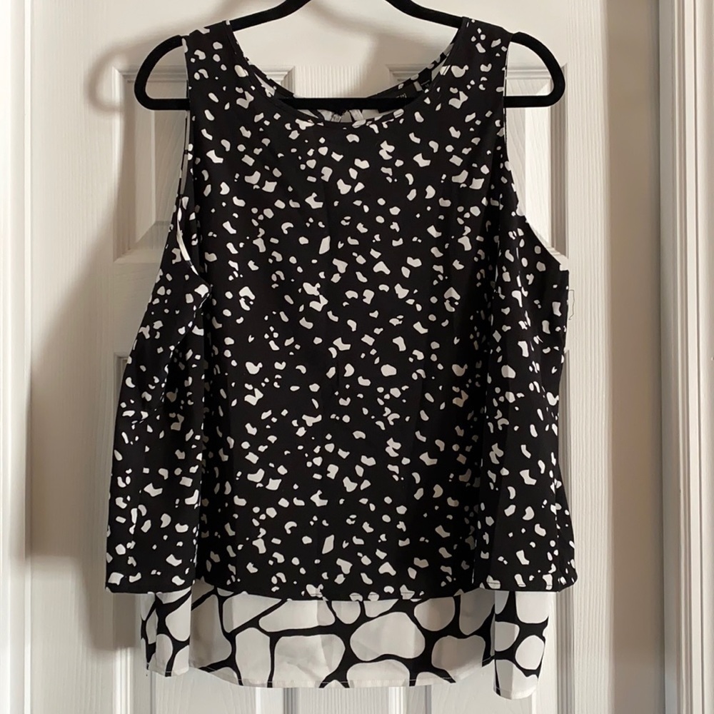 Apt 9 black and white patterned sleeveless top